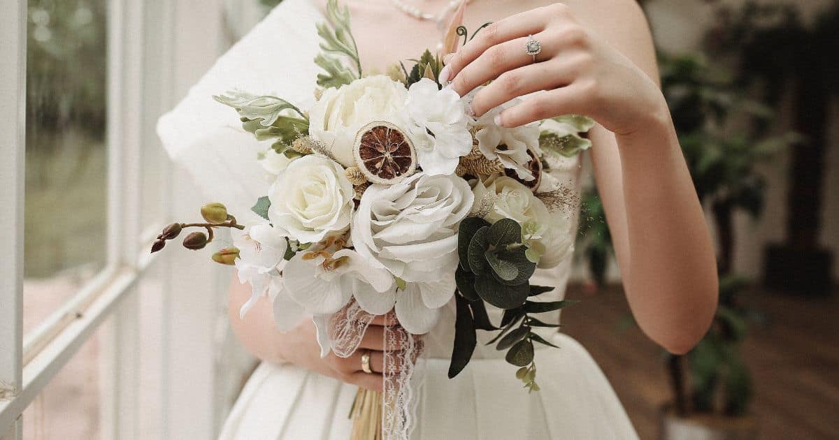 robe pour un mariage avec bouquet